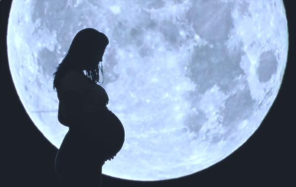 Lee más sobre el artículo ¿Influye la luna en la fecha del parto?